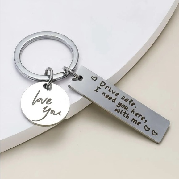 Keychain with the saying “Drive safe I need you here with me” - Picture 1 of 3